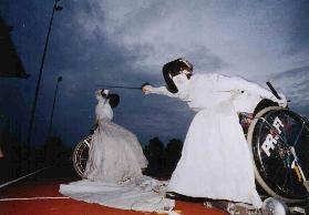 Rollstuhlfechten von 1995-2000, hier gegen die Fußfechterin Claudia Bokel. Foto von Frederic Trautz